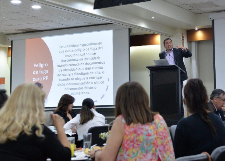 Facultad de Derecho realiza Encuentro de Egresados en sedes Viña del Mar y Santiago