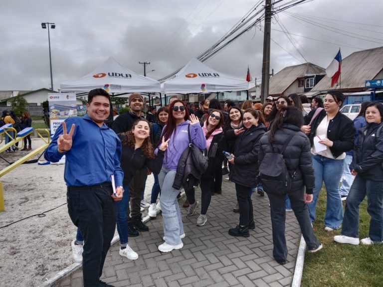 Estudiantes de UDLA se vinculan con las comunidades: un recorrido por la historia en los barrios Lorenzo Arenas y San Pedro de la Costa