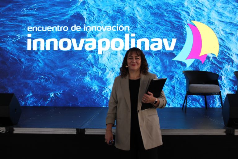 Vicerrectora Paola Espejo participa como moderadora en conversatorio de Innovapolinav sobre aulas inteligentes