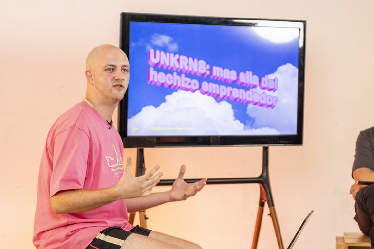 Arquitecto Uruguayo reflexiona sobre el impacto de los data centers y las plataformas de delivery a través de videojuegos