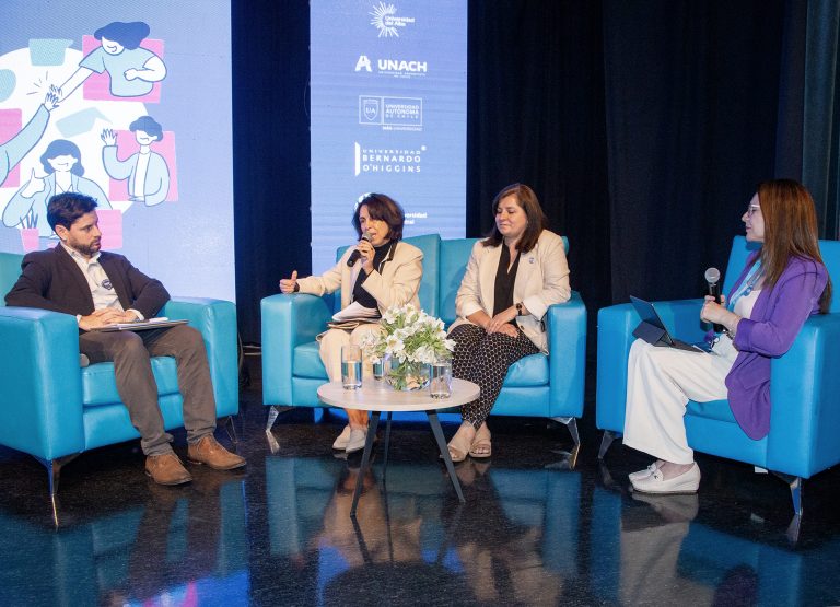 Rectora Pilar Romaguera y expertos llegan a consenso sobre necesidad de mejorar las herramientas para medir empleabilidad en seminario de la CUP