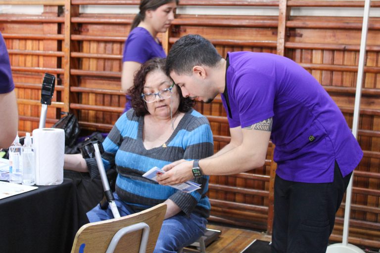 UDLA realiza operativo de salud integral para vecinos del barrio Matta Sur en Liceo Manuel Barros Borgoño
