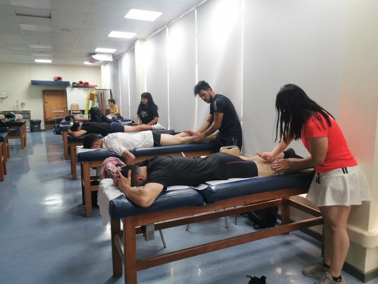Escuela de Ciencias de la Actividad Física ofrece curso gratuito de Masoterapia para estudiantes y egresados