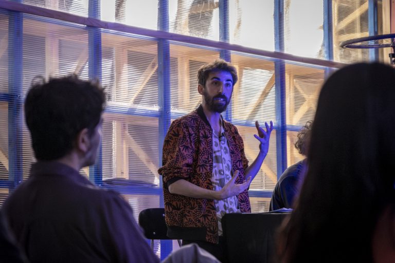 Académico de la Escuela de Arquitectura realiza charla performance sobre colonialidad y creación artística en el Galpón UDLA
