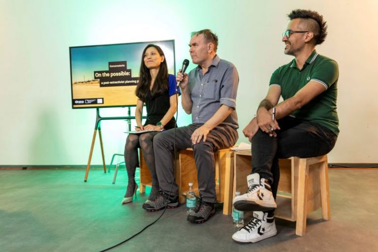 Académicos internacionales reflexionan sobre planificación post-extractivista en conversatorio del Centro de Producción del Espacio de UDLA