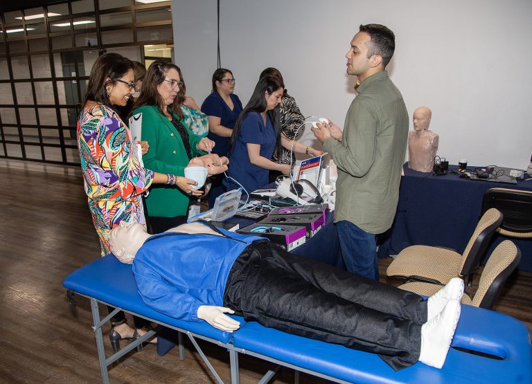 Facultad de Salud y Ciencias Sociales realiza simposio en Simulación Clínica