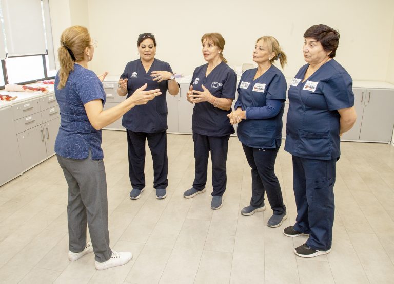 Facultad de Salud y Ciencias Sociales UDLA realiza capacitación a asistentes de cuidados