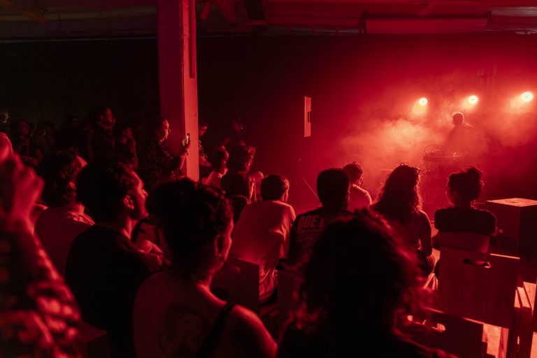 Con gran asistencia se desarrolla la sexta versión del festival SOUNDTIAGO en el Espacio Galpón UDLA