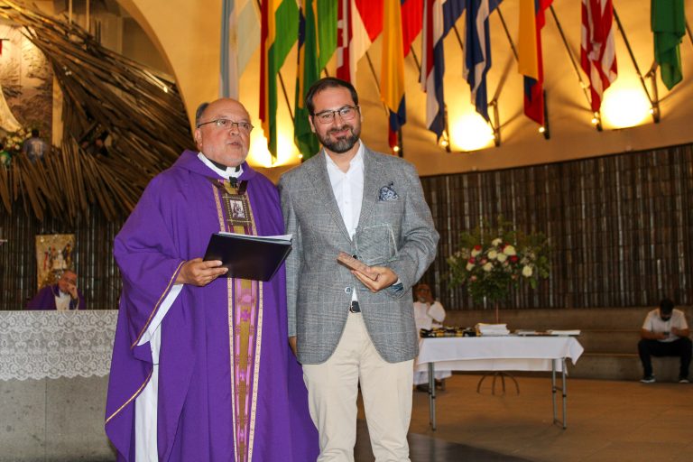 UDLA recibe reconocimiento del Templo Votivo de Maipú por su aporte a la comunidad