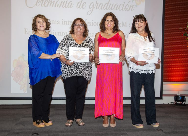 UDLA certifica a adultos mayores como pacientes estandarizados en cierre del curso en Campus Santiago Centro