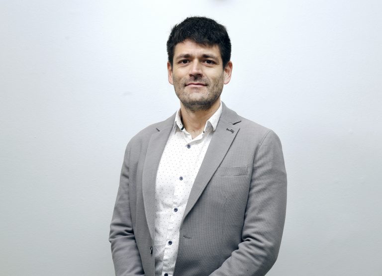 Académico UDLA investiga los sesgos en la cobertura mediática de los debates presidenciales de México