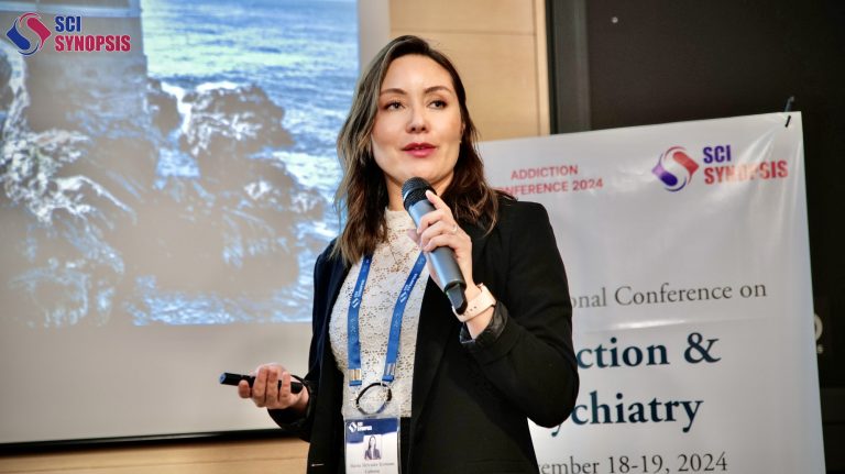 Académica UDLA expone en conferencia sobre salud mental y adicciones en Italia