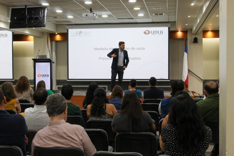 UDLA capacita a nuevos docentes de Sede Santiago para fortalecer la experiencia académica