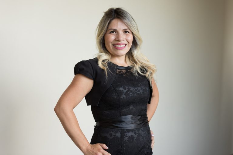 Jennifer Carvajal, egresada destacada de Derecho: «UDLA me preparó con una visión práctica, clave para mi trabajo en el servicio público»