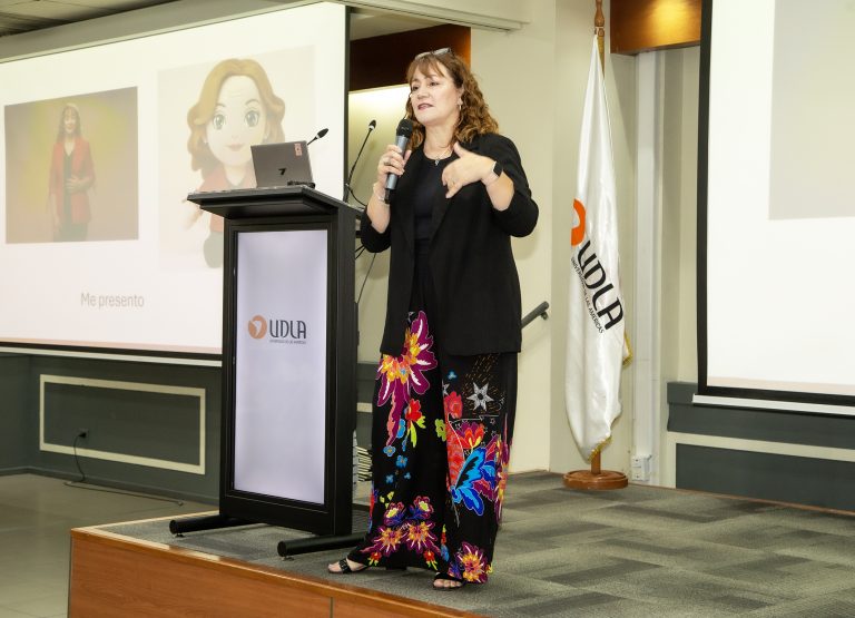 Vicerrectora de Sede Viña del Mar realiza taller de IA Generativa a socias de Redmad