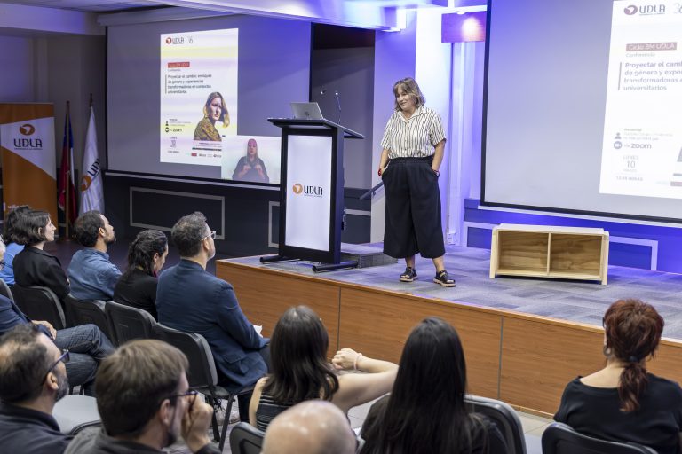 Académica argentina Griselda Flesler expone ideas para impulsar la equidad de género en espacios universitarios en UDLA