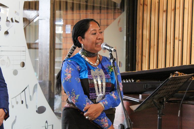 UDLA inaugura exposición que rescata el legado de creadoras mapuche en Campus Providencia