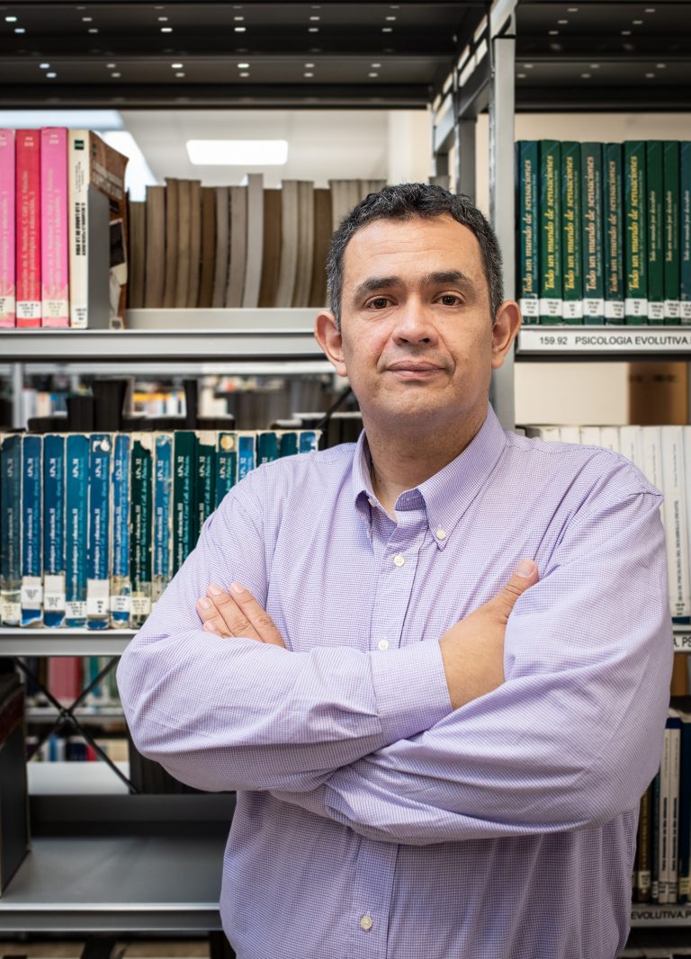 Académico del Instituto de Educación y Lenguaje expone internacionalmente sobre Inteligencia Artificial en educación e investigación