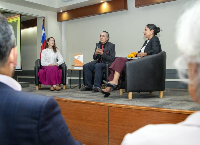 Subsecretaria de Servicios Sociales participa en conversatorio de UDLA “Mujer y políticas públicas”