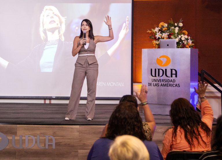 Conferencista internacional Karen Montalva expone en Ciclo 8M de UDLA