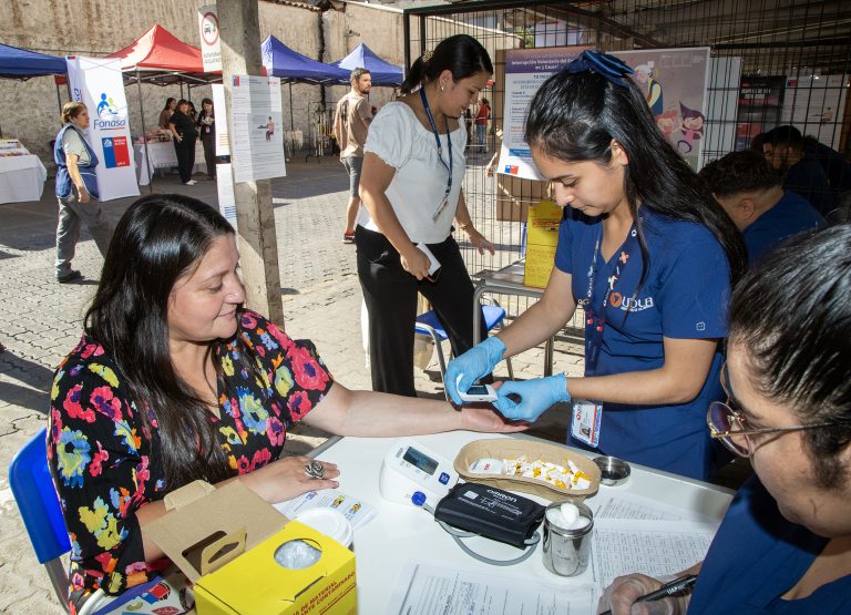 Facultad de Salud y Ciencias Sociales participa en jornada de salud para funcionarias del Minsal en contexto del 8M