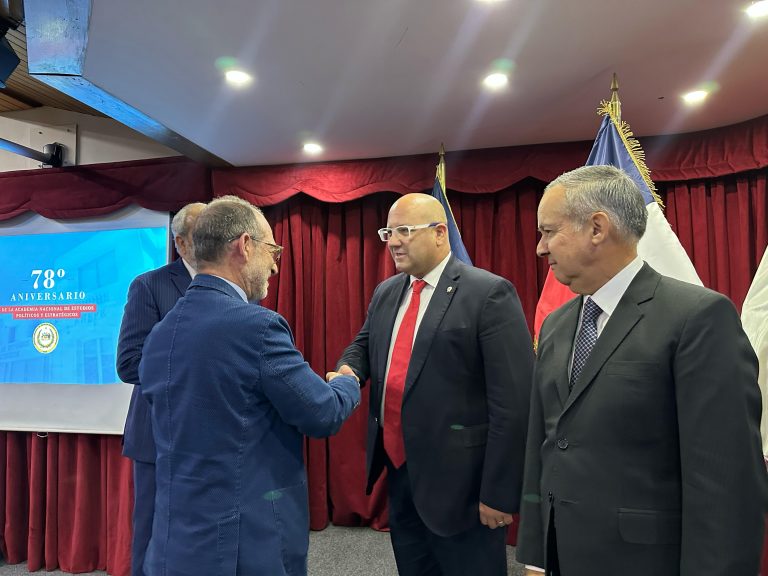 Hugo Harvey es reconocido en el 78° aniversario de la ANEPE por su destacada trayectoria académica