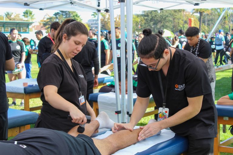 Estudiantes de Kinesiología de UDLA aplican conocimientos en terreno durante corrida por aniversario de Carabineros