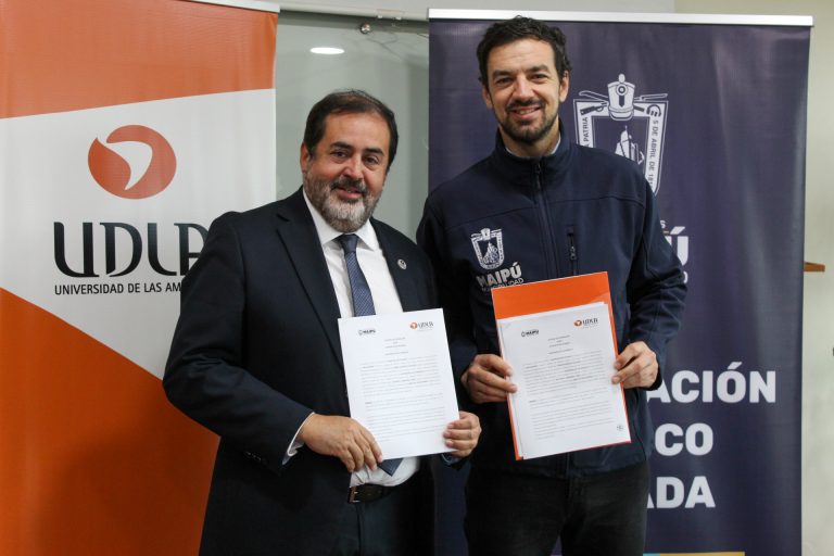 Firma de convenio entre UDLA y Maipú fortalece proyectos territoriales y comunitarios