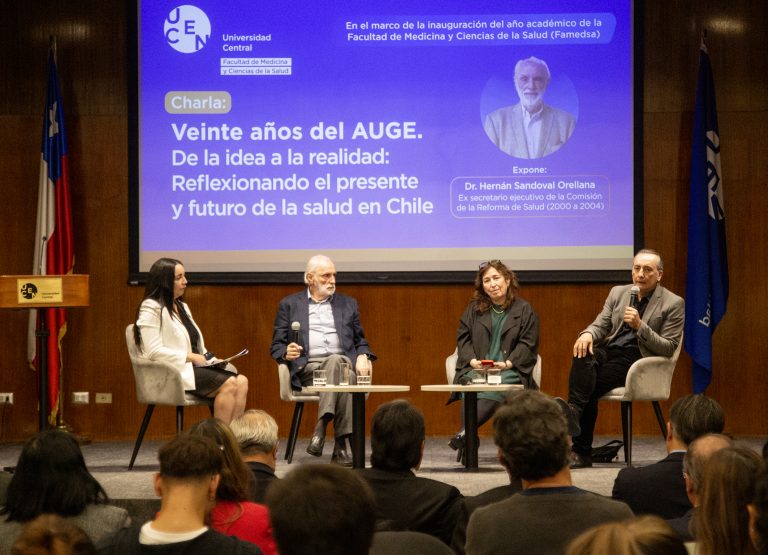 Decano de la Facultad de Salud y Ciencias Sociales participa en conversatorio que analiza los 20 años del AUGE