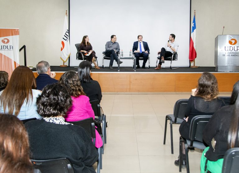 Con conversatorio Sede Santiago de UDLA inaugura su  Año Académico 2025