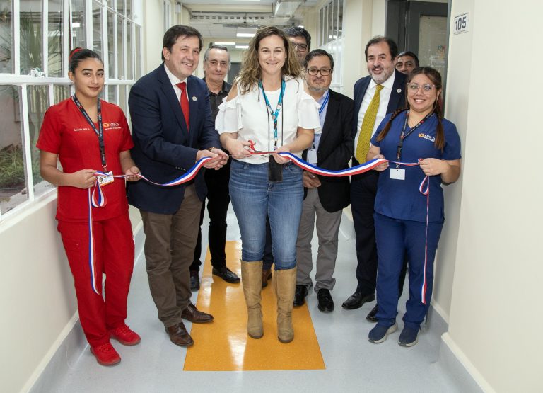 UDLA y Servicio de Salud Metropolitano Central inauguran nuevos espacios de atención al usuario