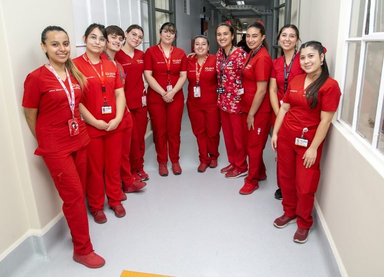 Primera generación de estudiantes de la Escuela de Obstetricia y Puericultura comienza su práctica profesional