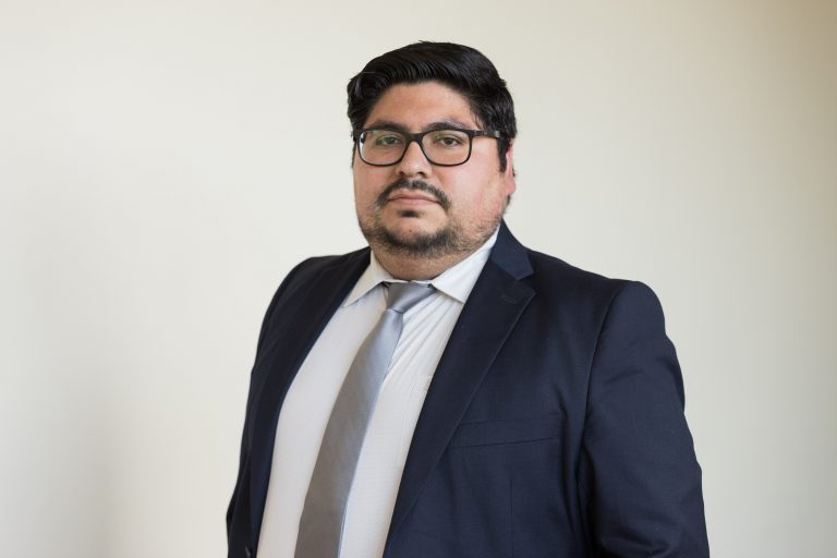 Egresado destacado de Derecho es reconocido por su compromiso comunitario en la Dirección Regional del Serviu de Valparaíso