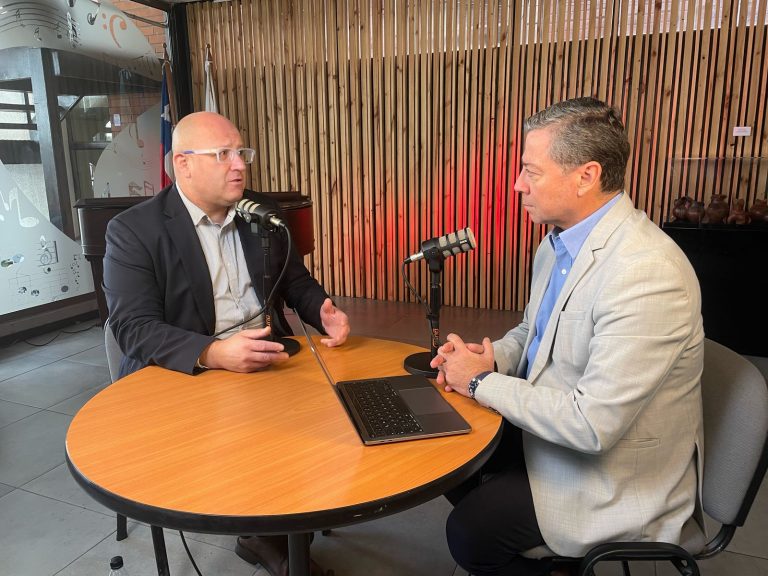 Podcast “Diálogos Ciudadanos” analiza el incierto escenario geopolítico actual junto al académico Hugo Harvey