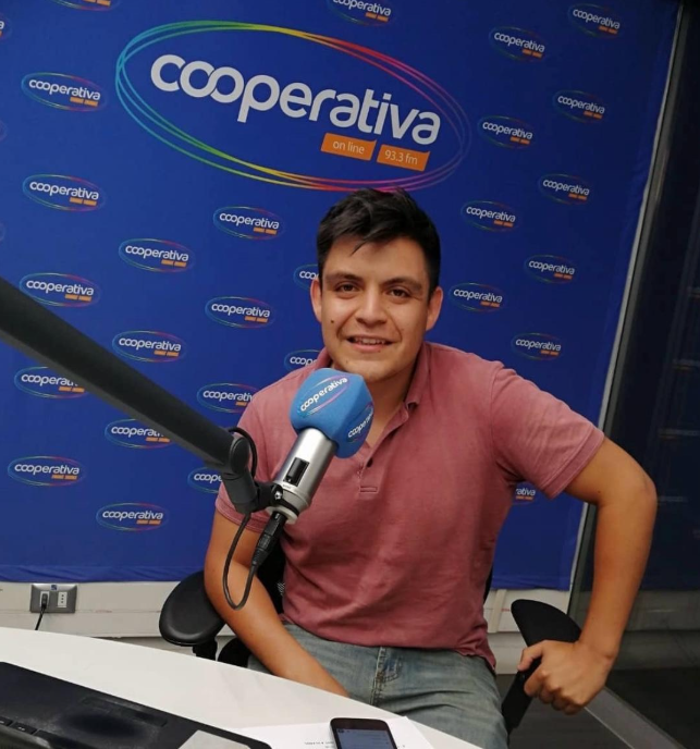 La historia del egresado de Periodismo Felipe Cofré en Radio Cooperativa