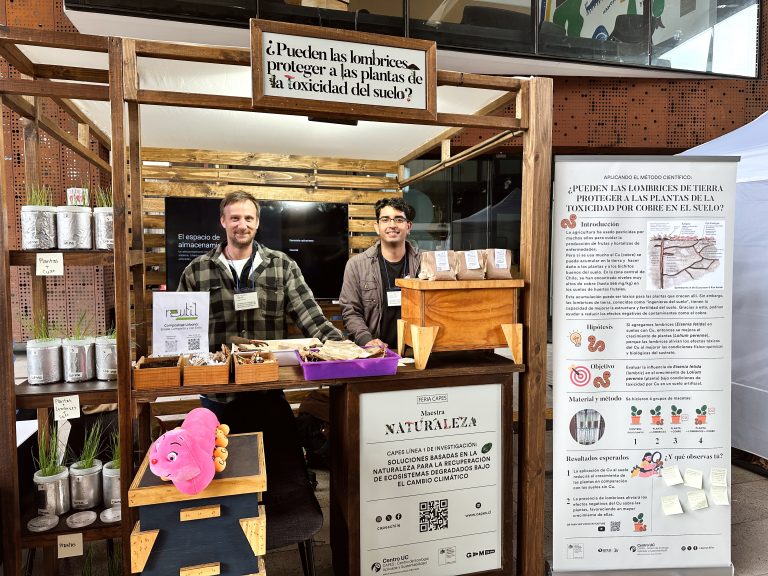 Investigador UDLA destaca en feria CAPES con estudio sobre lombrices que combaten toxicidad del cobre en suelos agrícolas