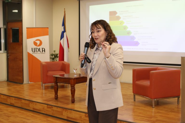 Vicerrectora Paola Espejo realiza talleres de Inteligencia Artificial Generativa a egresados de Campus Los Castaños
