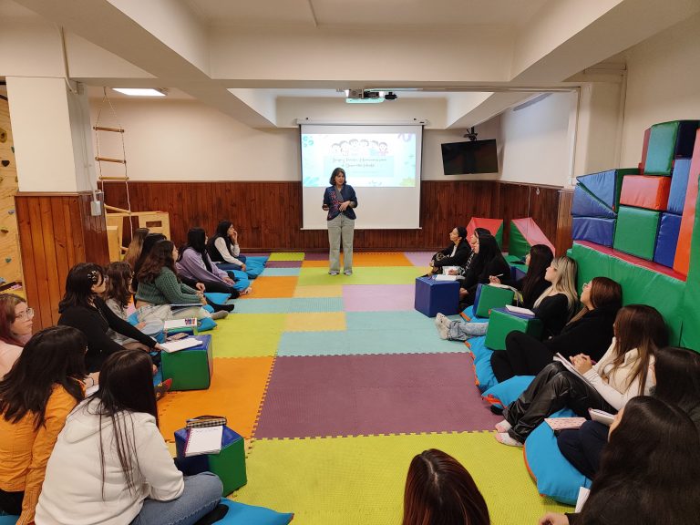 Académica de Terapia Ocupacional lidera clase-taller sobre juego y desarrollo infantil