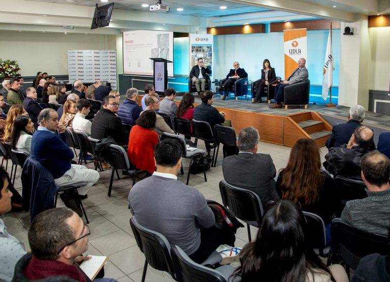 Investigador UDLA Hugo Harvey presenta libro que analiza la política exterior chilena durante la crisis dominicana