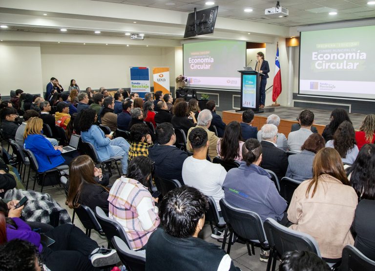 Universidad de Las Américas recibe a la 1ª Cumbre Municipal de Economía Circular con la presencia de la ministra del Medio Ambiente