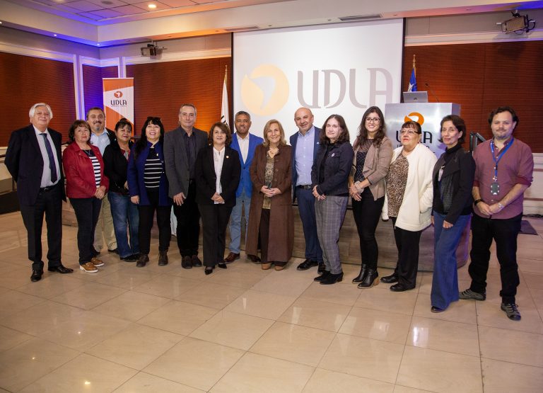 Federación de Colegios Profesionales Universitarios se reúne en UDLA para dialogar sobre el código sanitario