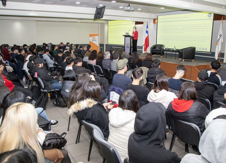 Vicepresidenta del Banco Central presenta Informe de Estabilidad Financiera en UDLA