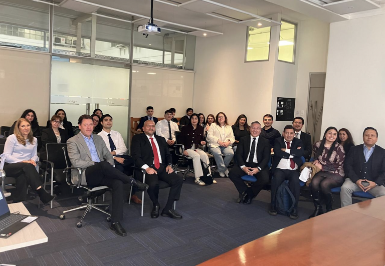 Estudiantes de Derecho y Administración Pública visitan la Tesorería General de la República