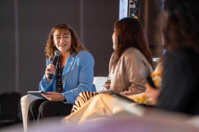 Vicerrectora Paola Espejo modera panel sobre mujeres y desafíos empresariales en Women Economic Forum Chile