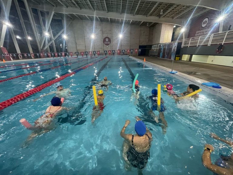 Estudiantes Executive y sus hijos participan en taller de natación familiar en Concepción