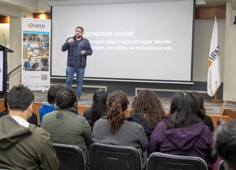 Facultad de Comunicaciones y Artes realiza Encuentro de Egresados y Empleadores 2025