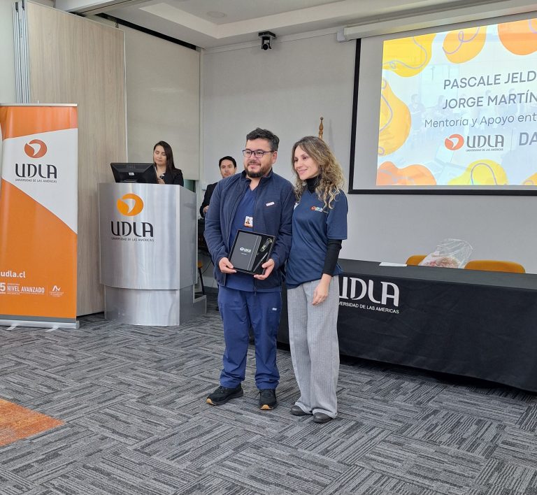 Estudiantes del Programa de Mentorías de UDLA son reconocidos en ceremonia nacional