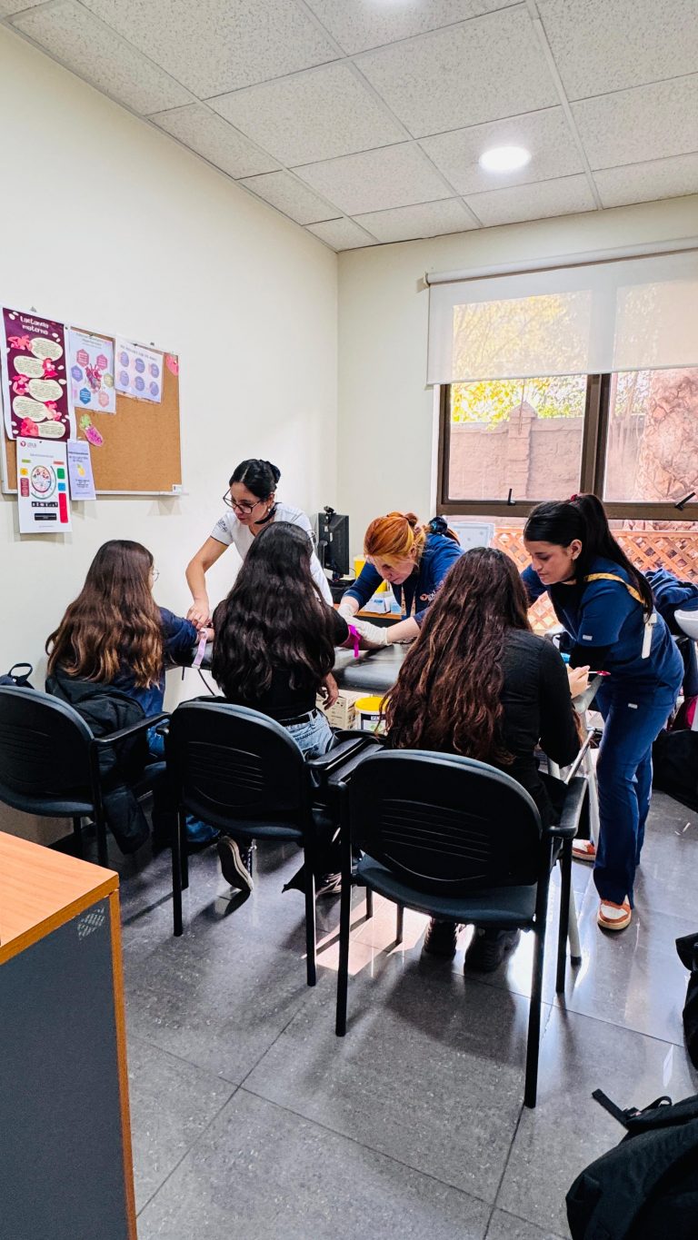 Carreras de Enfermería y Nutrición y Dietética desarrollan investigación genética con enfoque en salud femenina personalizada