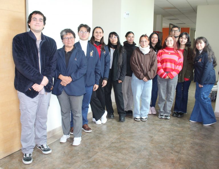 Estudiantes de Campus Los Castaños y de la Universidad de Guadalajara comparten experiencias de proyectos escolares sobre uso del inglés