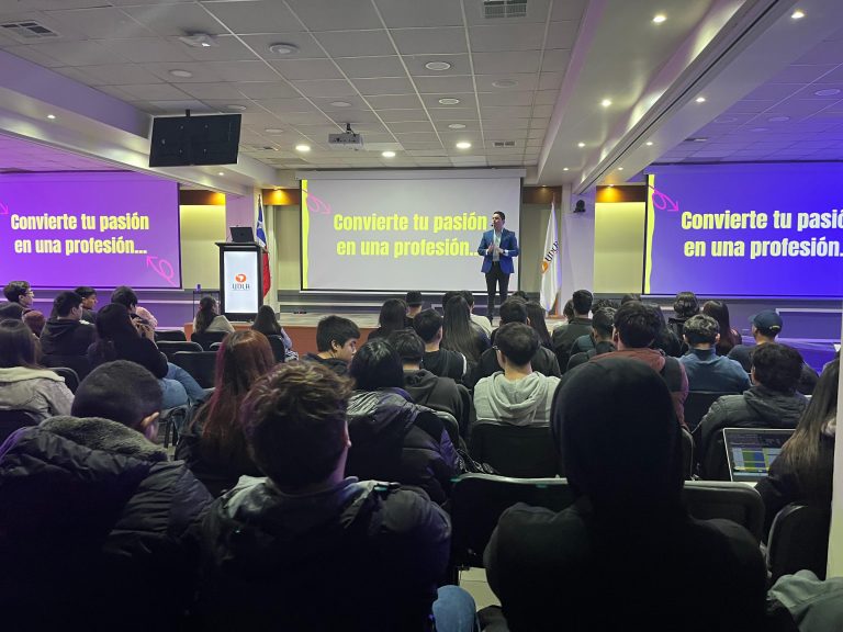 Estudiantes UDLA participan en taller de coaching para potenciar habilidades emprendedoras